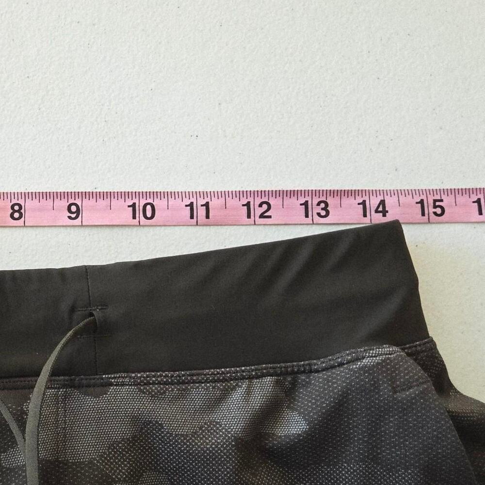 Lululemon THE short 9" unlined medium green camo - Picture 5 of 6